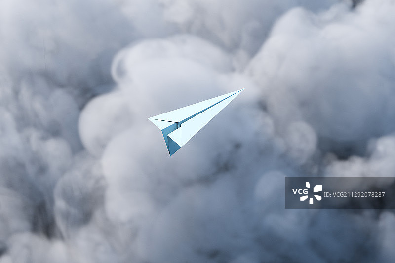 云上飞行的纸飞机 3D渲染图片素材