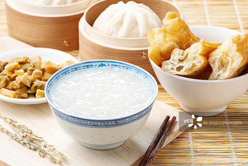 中式早餐白粥配包子图片素材