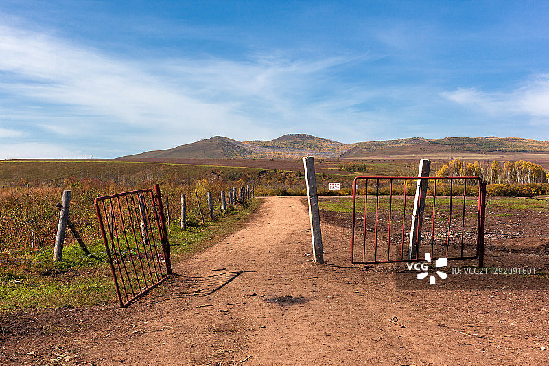 似有似无的国门，走出去就是俄罗斯，中俄边境线上最简单的国门图片素材