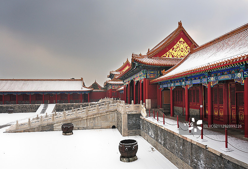 雪中故宫里的贞度门与崇楼图片素材
