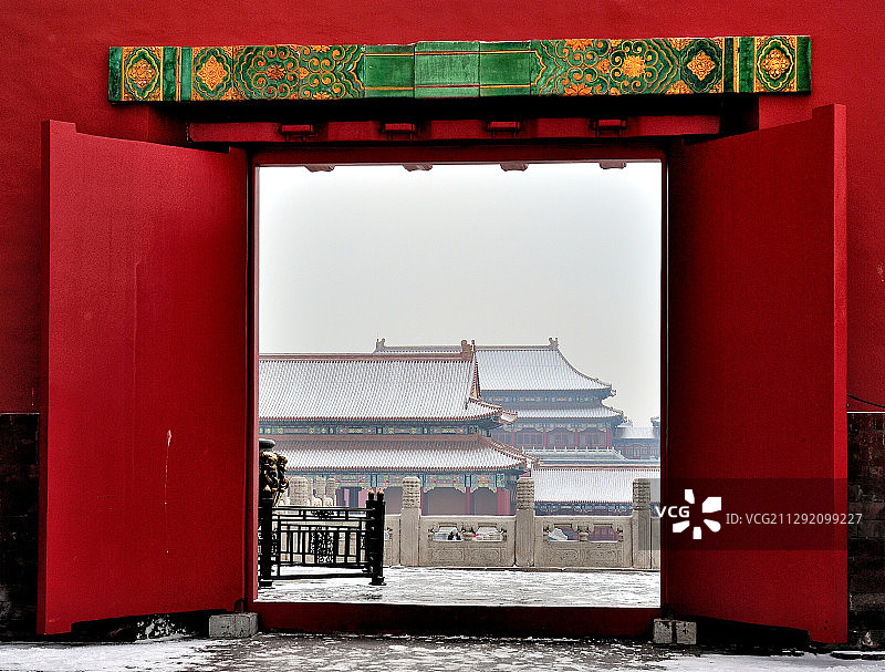 雪中故宫里太和殿的侧宫门图片素材