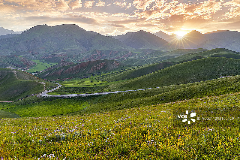 祁连卓尔山图片素材