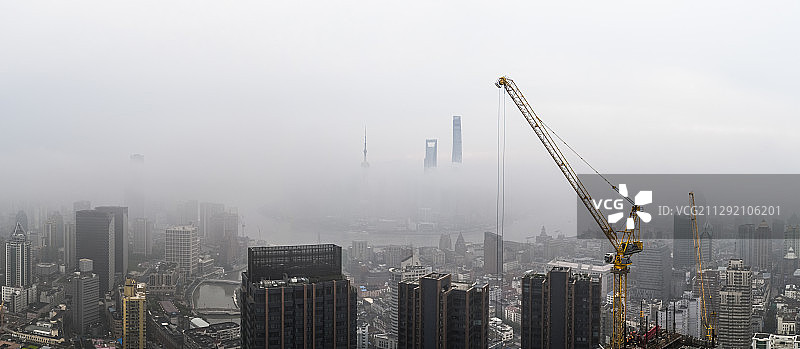 上海建设中的云中建筑图片素材