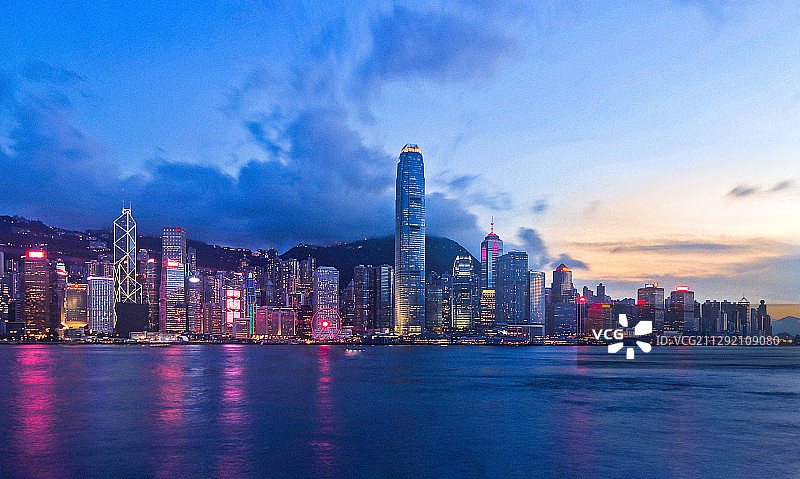 华灯初上的香港维多利亚港图片素材