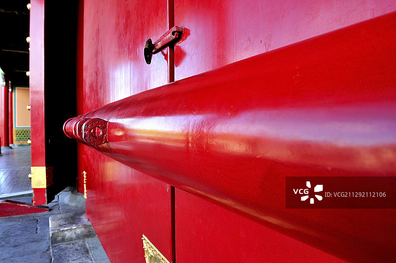 故宫里的朱漆宫门图片素材