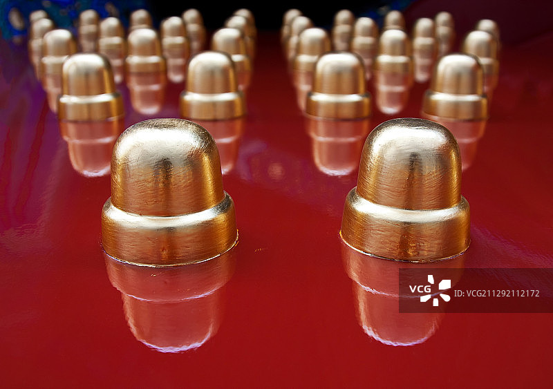 故宫里的朱漆宫门上的鎏金门钉图片素材