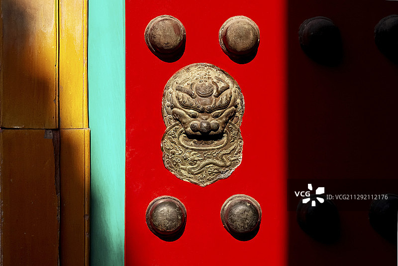 故宫里的朱漆宫门上的辅首衔环与门钉图片素材