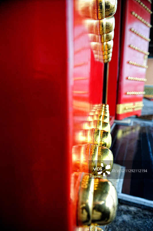 故宫里的朱漆宫门图片素材