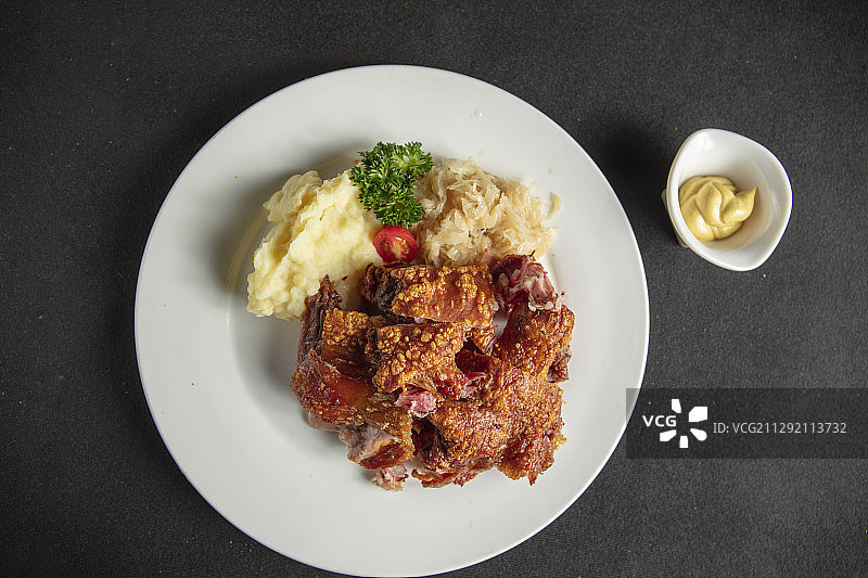 脆皮蹄髈碳烤猪肘子图片素材