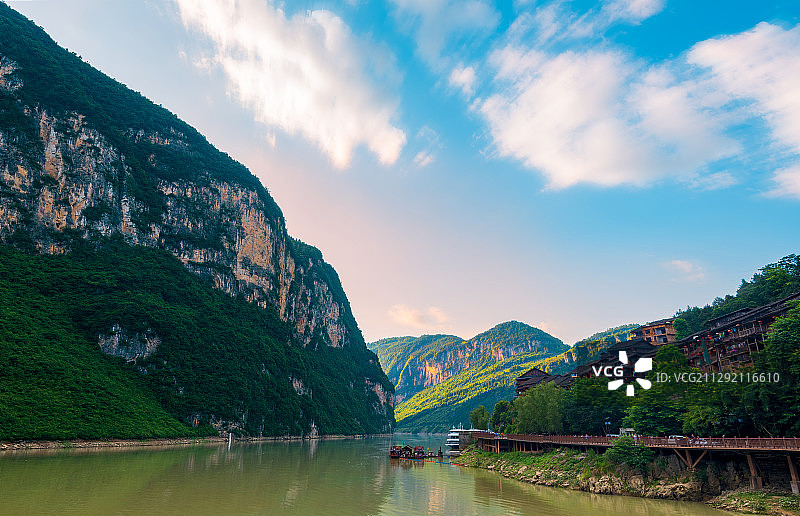 日落时刻的重庆酉阳龚滩古镇和乌江画廊图片素材