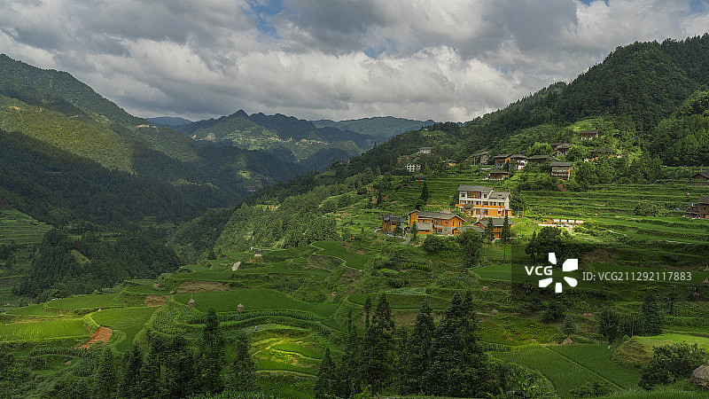 中国贵州黔东南白岩村梯田上的黄屋子图片素材