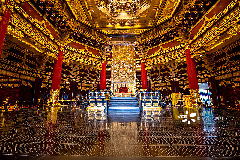 金碧辉煌的明堂天堂大殿图片素材