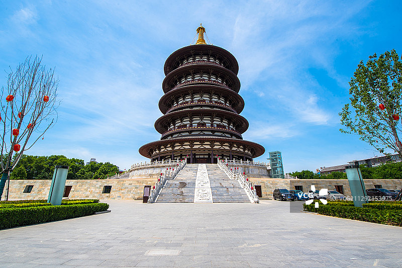 蓝天白云下的通天塔图片素材