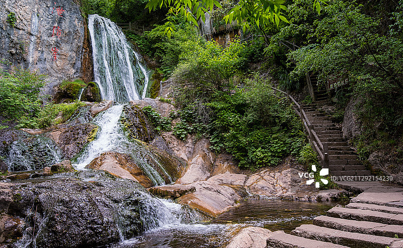 瀑布如丝绸般柔顺图片素材
