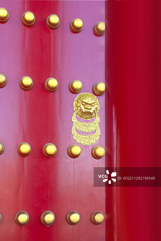 故宫里的朱漆宫门图片素材