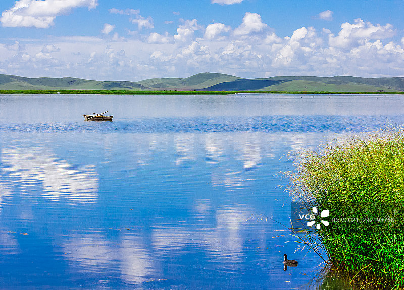 红原若尔盖花湖水天一色图片素材