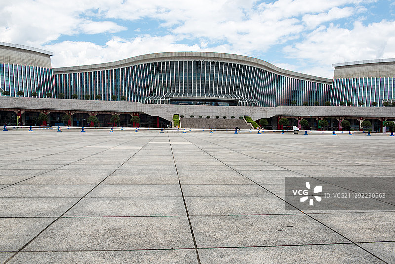 湖北蓝天白云下的汽车路面广告背景图图片素材