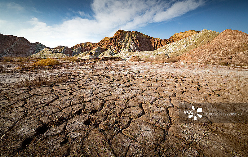干裂大地 甘肃省兰州市永靖县树屏丹霞景区 裂纹 干旱 丹霞图片素材