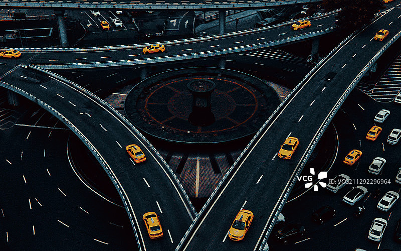 小黄车穿梭在8D魔幻城市中图片素材