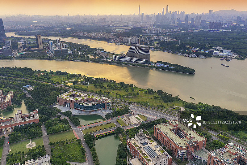 中国广东广州，航拍夏日黄昏中的广州大学城和广州生物岛图片素材