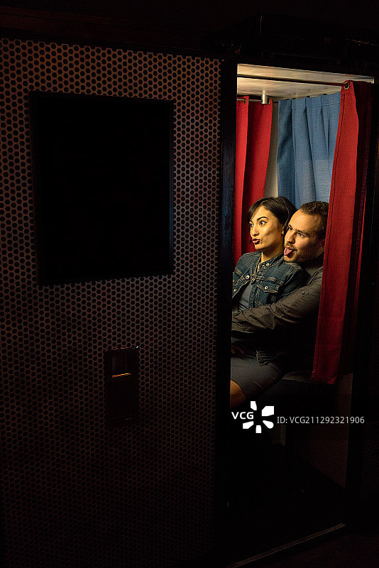 情侣在照相亭拍照图片素材