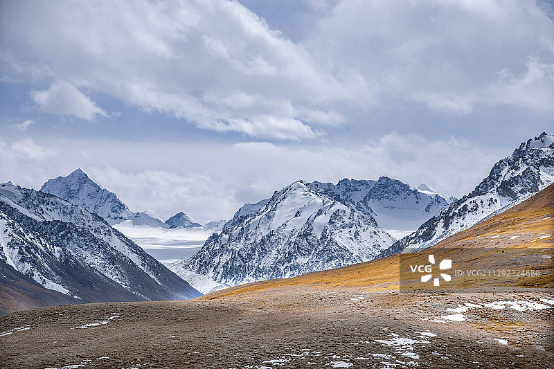 塔什库尔干塔吉克自治县红其拉甫口岸旁的喀喇昆仑山群山山脉图片素材