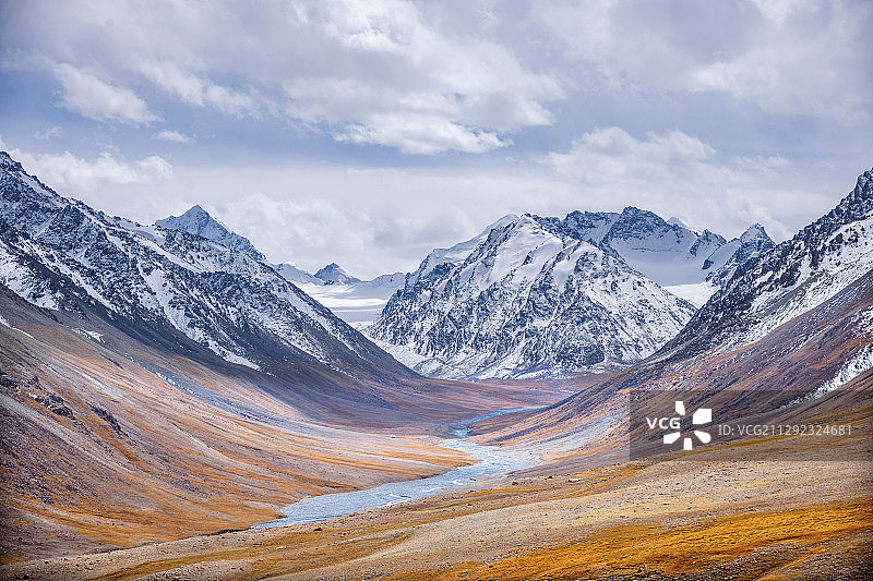 塔什库尔干塔吉克自治县红其拉甫口岸旁的喀喇昆仑山群山山脉图片素材