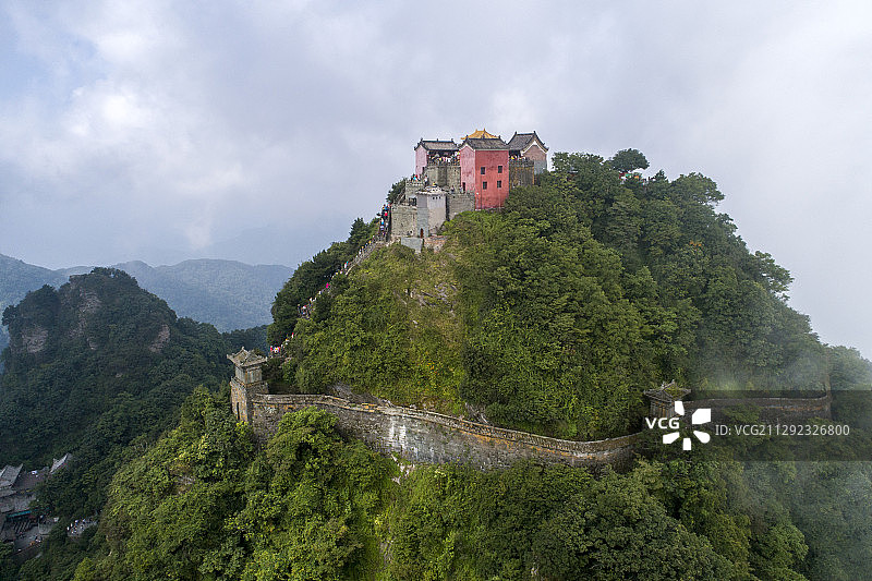 航拍世界文化遗产武当山天柱峰金顶古建筑宫阙庙宇图片素材