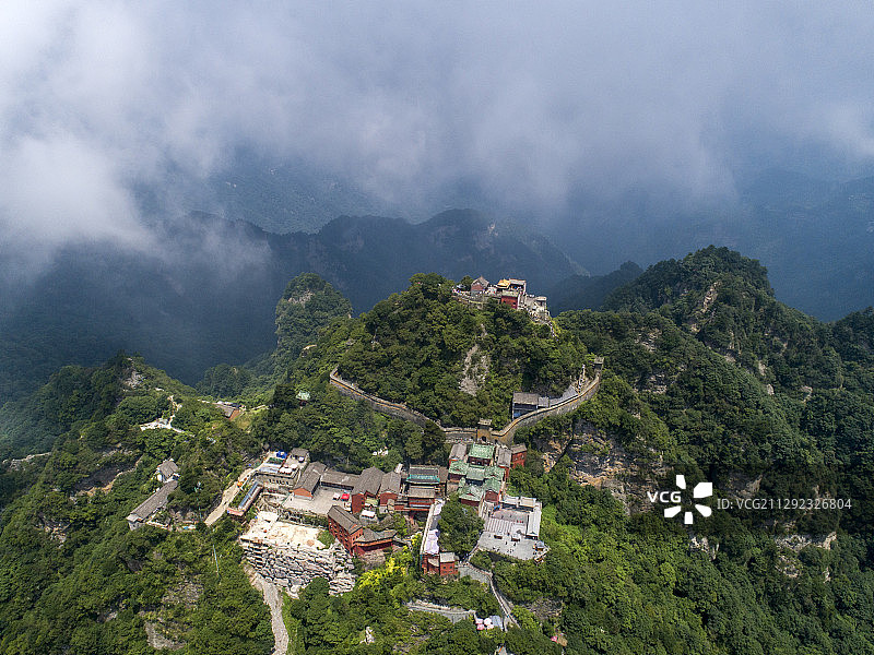 航拍世界文化遗产武当山天柱峰金顶古建筑宫阙庙宇图片素材