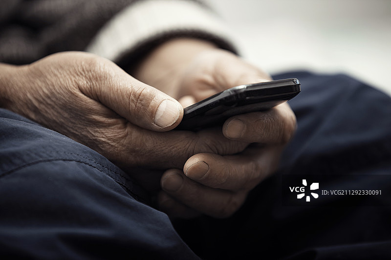 年长的男人使用具有5G连接的智能手机图片素材