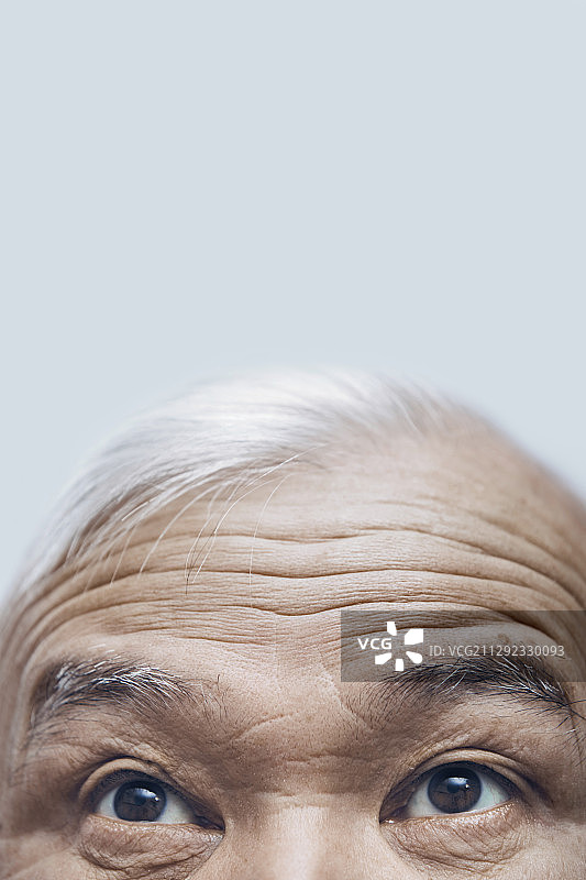 抬头看的灰发老年男人图片素材