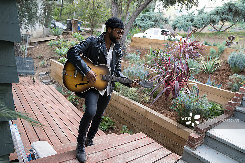 非裔美国男人弹吉他图片素材