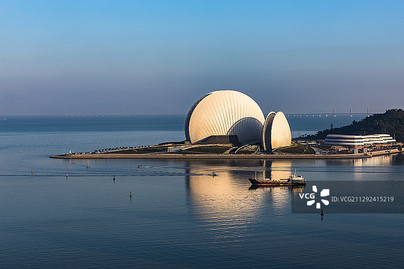 蓝天白云间，珠海日月贝歌剧院图片素材