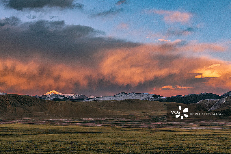 西藏阿里地区红土达坂的日落时分图片素材