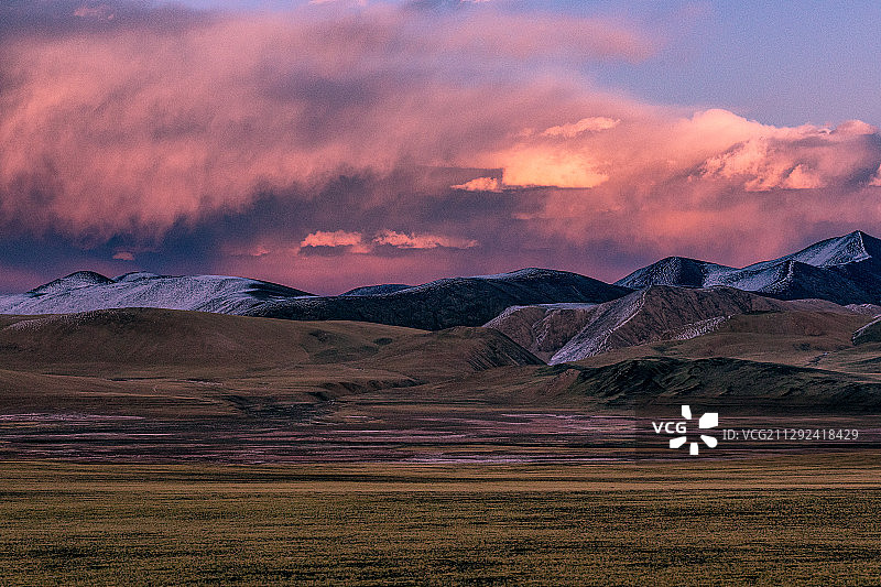 西藏阿里地区红土达坂的日落时分图片素材
