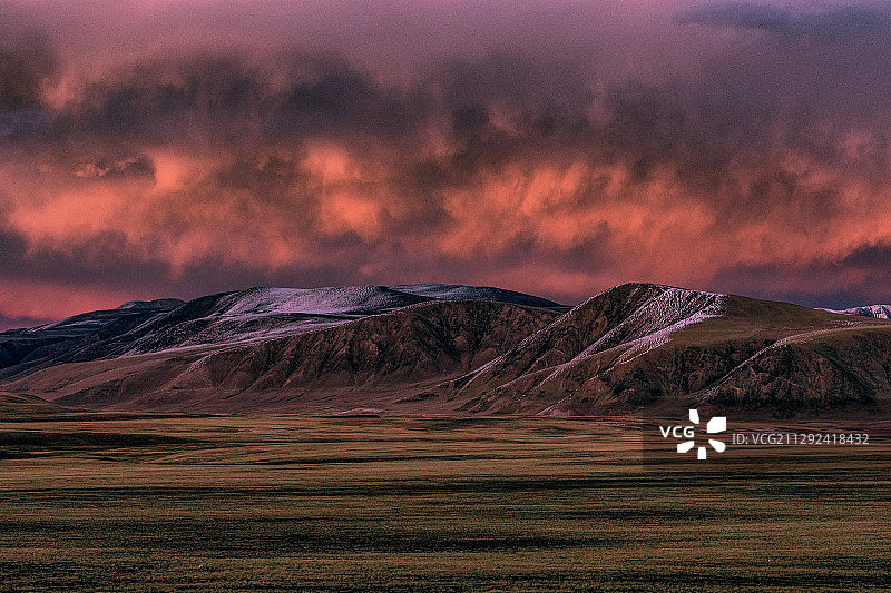 西藏阿里地区红土达坂的日落时分图片素材