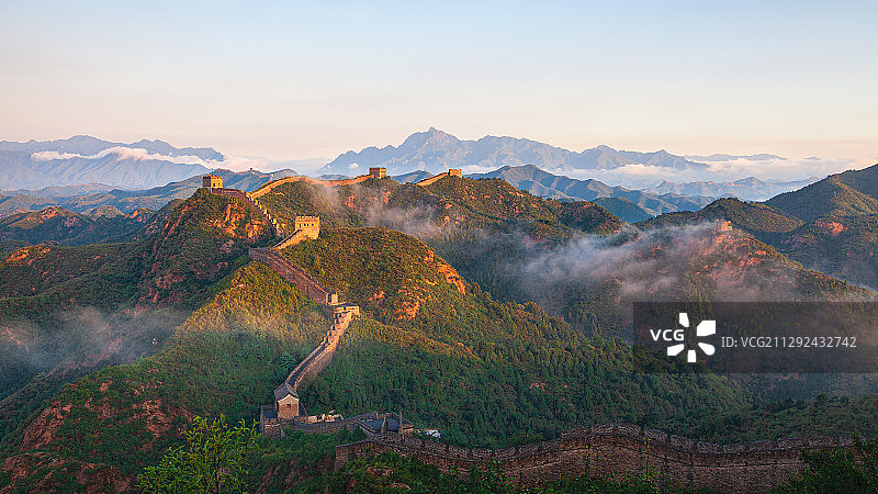 秋季的金山岭气候多雾，晨曦下的长城格外气势磅礴。图片素材