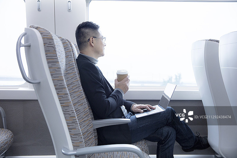 旅途中的男性商务人士图片素材