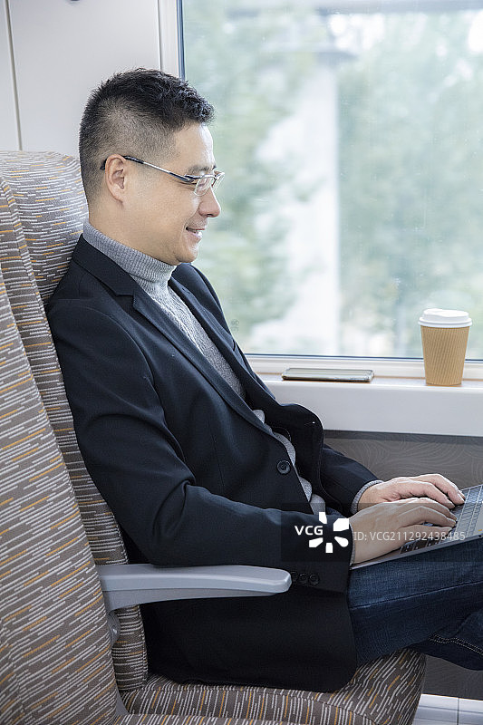 旅途中的男性商务人士图片素材