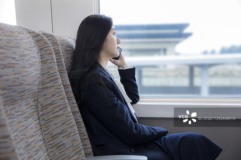 旅途中的女性商务人士图片素材