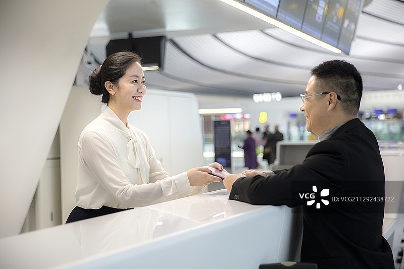 旅行者咨询服务人员图片素材