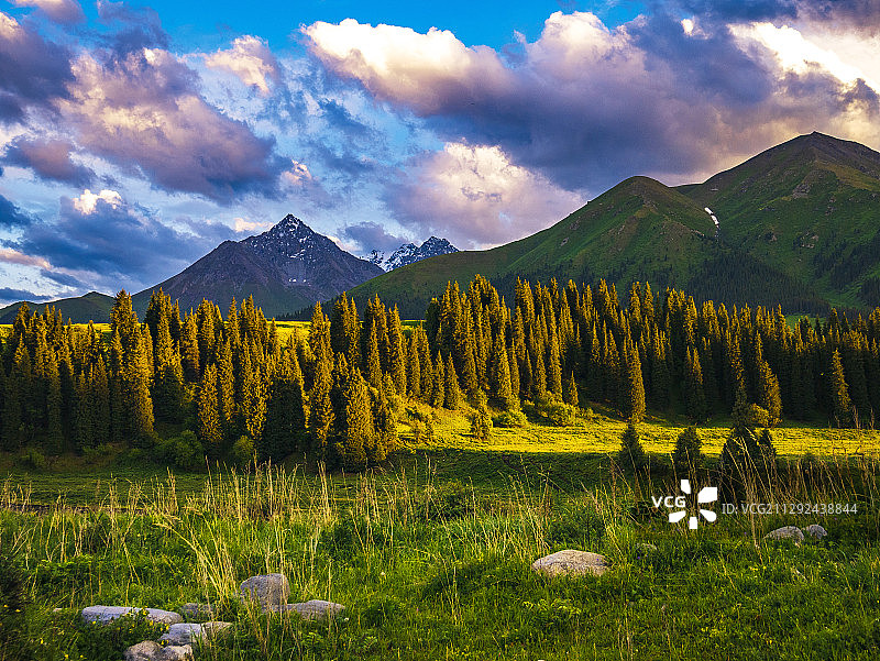 新疆百里画廊的傍晚图片素材