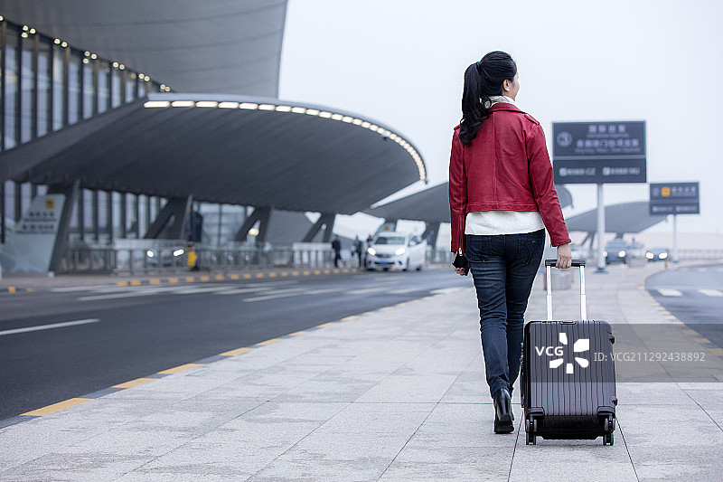 到达机场的女性旅行者图片素材