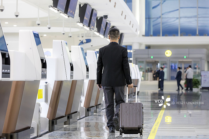 走在机场大厅的商务男士图片素材