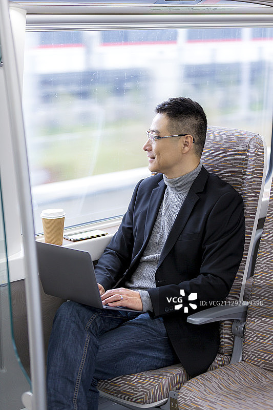 旅途中的商务男士图片素材