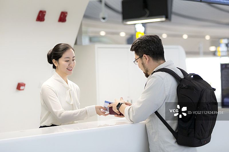 旅行者咨询服务人员图片素材