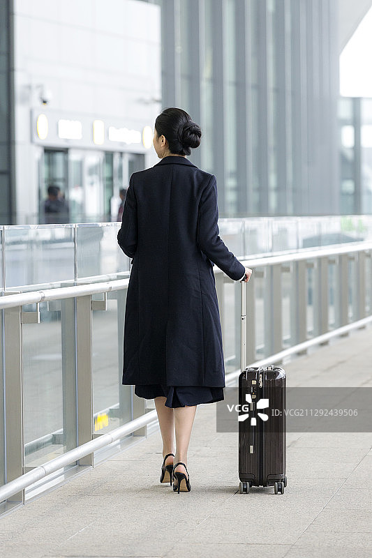 到达机场的商务女士图片素材