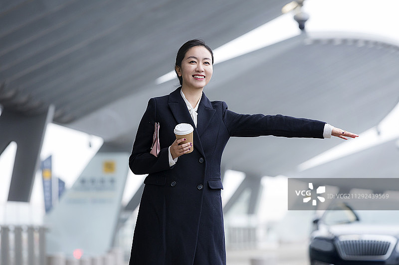 正在打车的商务女士图片素材