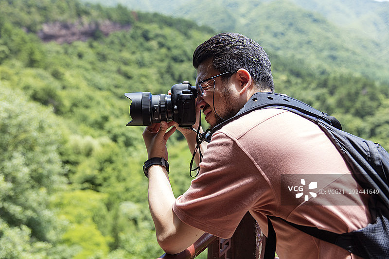 拍照的旅游爱好者图片素材