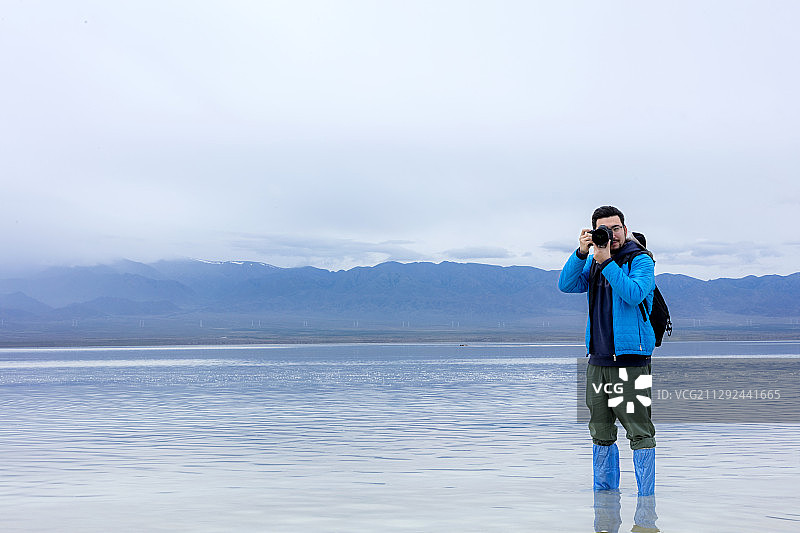 拍照的旅游爱好者图片素材